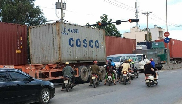  TP.HCM: Cư dân Cát Lái “cầu cứu” bí thư vì xe container đe dọa tính mạng