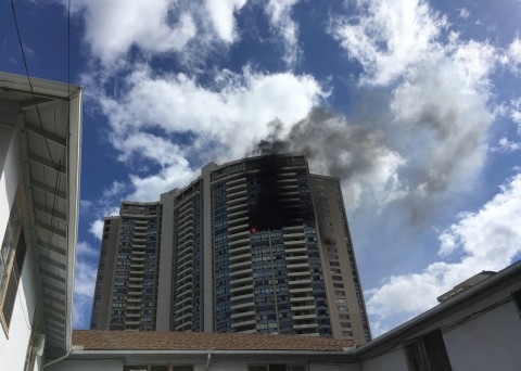 Mỹ: Cháy chung cư 36 tầng, ít nhất 3 người chết, một số còn ở bên trong 
