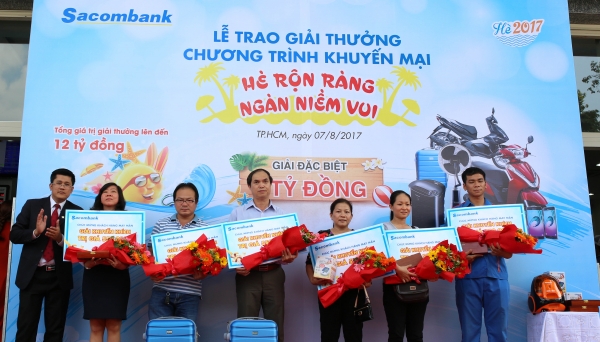 Sacombank trao sổ tiết kiệm 1 tỷ đồng cho khách hàng