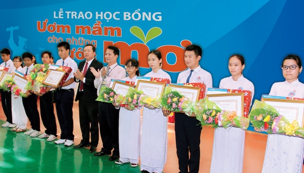 Sacombank trao hơn 3.100 suất học bổng cho học sinh - sinh viên