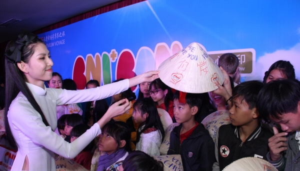 Thùy Dương diện áo dài trắng tham dự từ thiện tại Đà Nẵng