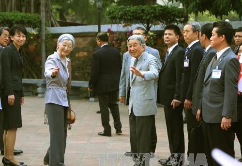 Nhật hoàng Akihito làm thơ mừng năm mới về Việt Nam