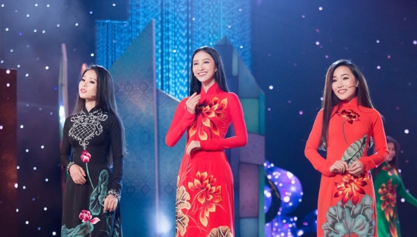 Hà Thu - Nam Em cùng diện áo dài đọ bolero trên sân khấu