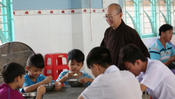 Một ngày tại ngôi chùa có 200 trẻ mồ côi ở Long An