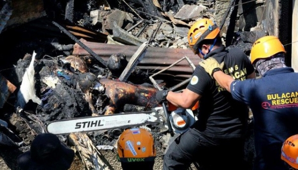  Philippines: Máy bay đâm thẳng vào nhà dân, ít nhất 10 người chết