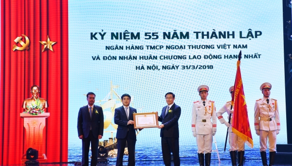 Vietcombank vinh dự đón nhận Huân chương Lao động hạng Nhất