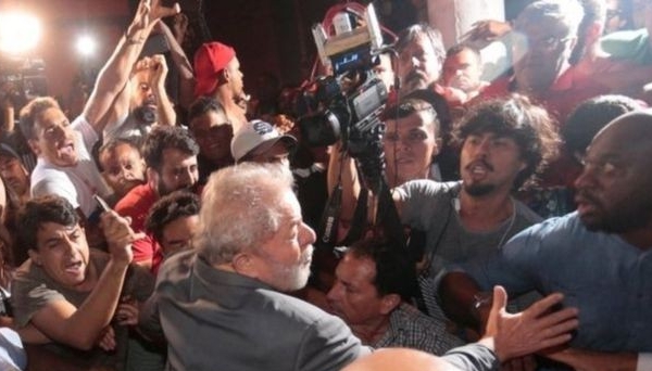 Brazil: Cựu Tổng thống Lula “nộp mình” cho cảnh sát