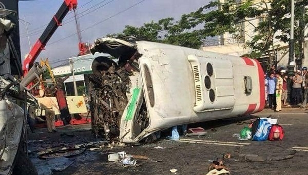 Lâm Đồng: Xe khách đối đầu xe tải khiến 1 người chết, 10 bị thương