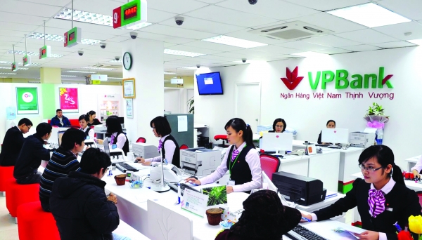 VPBank giảm lương, Vietcombank trả hậu hĩnh