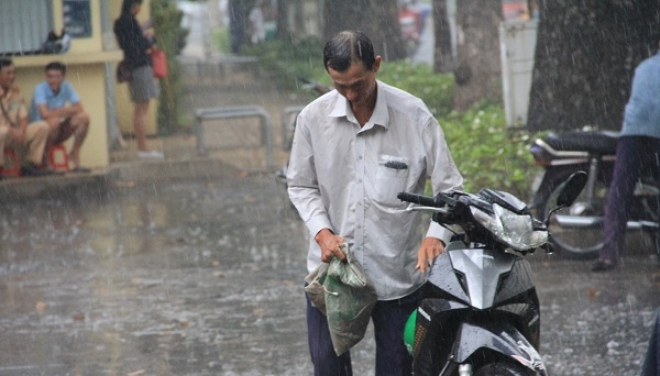 Nhiều phụ huynh đến sớm, đội mưa chờ con thi môn ngoại ngữ