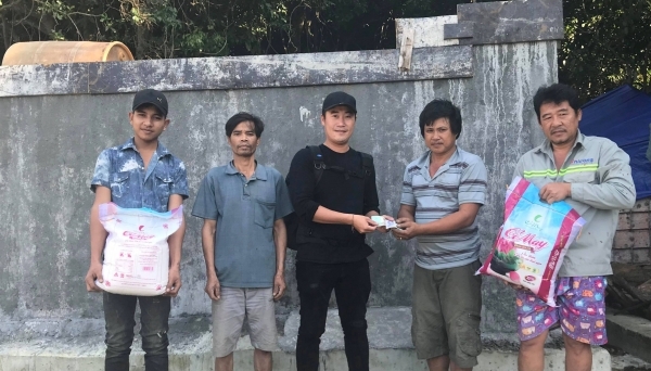 Trao quà hỗ trợ cho 5 người công nhân suýt bị lũ cuốn trên bán đảo Sơn Trà