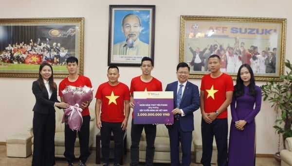 TPBank tặng thưởng 2 tỷ đồng cho đội tuyển bóng đá Việt Nam