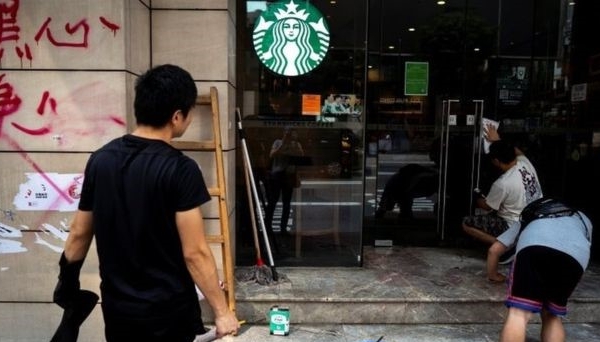 Người tiêu dùng Hong Kong bị ảnh hưởng khi chuỗi cà phê Starbucks bị tấn công