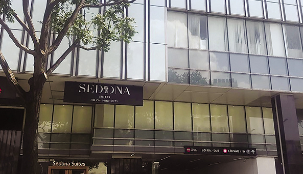 Thang máy khách sạn Sedona Suites Hotel “nhốt” khách gần 2 giờ