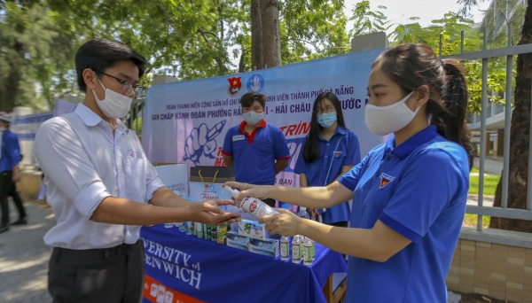 Gần 11 ngàn thí sinh Đà Nẵng đeo khẩu trang, đo thân nhiệt trong ngày thi đầu tiên