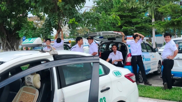 Đà Nẵng: Tài xế taxi trong sân bay đình công phản đối Grab