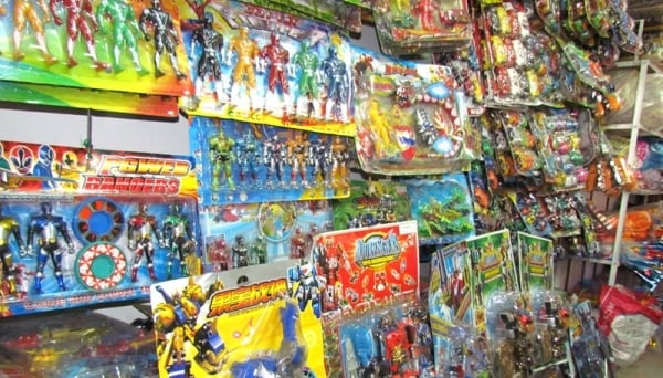 Bất chấp cảnh báo, đồ chơi giá rẻ Trung Quốc vẫn tràn ngập thị trường
