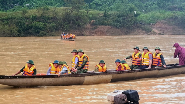 Cấp bách ứng phó với mưa lũ tại miền Trung