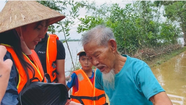 60 tỷ và sự thuyết phục của ca sĩ Thủy Tiên với các nhà hảo tâm hướng về miền Trung