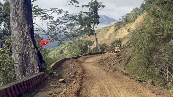 Quảng Nam: Thông tuyến đường vào xã Phước Thành sau 20 ngày bị cô lập