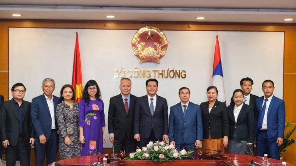Bộ trưởng  Bộ Công Thương  Nguyễn Hồng Diên tiếp và làm việc với Đại sứ Lào Xẻng-phết Hùng-bun-nhương