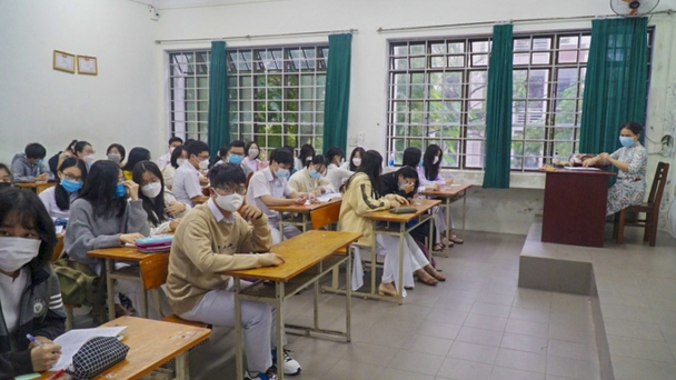 Đà Nẵng: Học sinh khối 12 đến trường trở lại