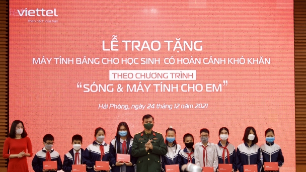 Viettel hoàn thành trao tặng 37.000 máy tính bảng cho các em học sinh khó khăn