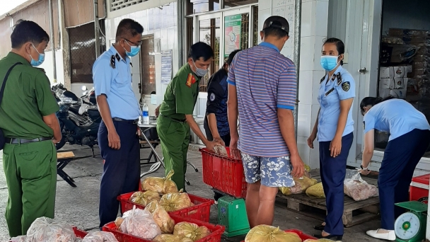 Cần Thơ: Liên tiếp phát hiện cơ sở kinh doanh thực phẩm đông lạnh không rõ nguồn gốc