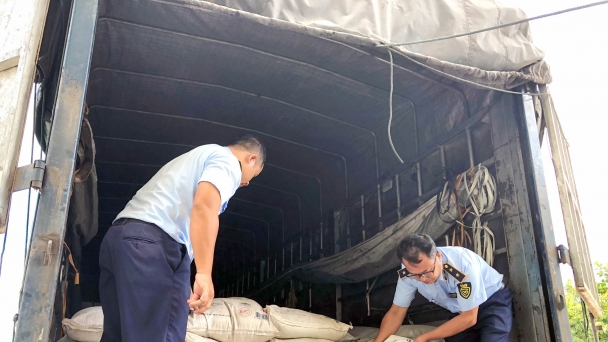 Quảng Bình: Phát hiện 14,5 tấn đường nhập lậu