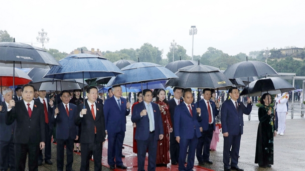 Lãnh đạo Đảng, Nhà nước và các đại biểu Quốc hội vào Lăng viếng Chủ tịch Hồ Chí Minh trước giờ khai mạc Kỳ họp thứ Tư