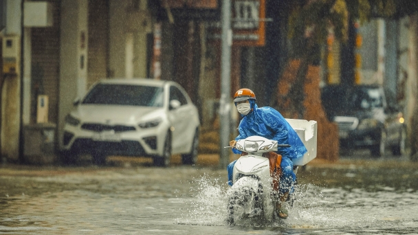 Mưa như trút nước, Đà Nẵng phát công điện ứng phó