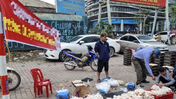 Trứng gà siêu rẻ tràn lan trên vỉa hè, thực hư ra sao?