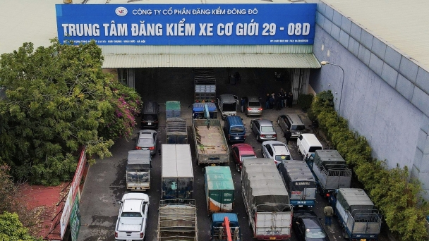 Hà Nội: Thêm một trung tâm đăng kiểm bị khám xét, hàng trăm tài xế hụt hẫng quay xe bỏ về