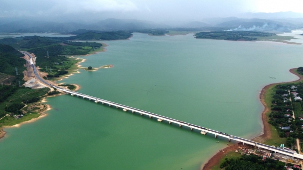 [Video] Cầu vượt hồ đẹp như tranh trị giá 240 tỉ đồng trước ngày thông xe