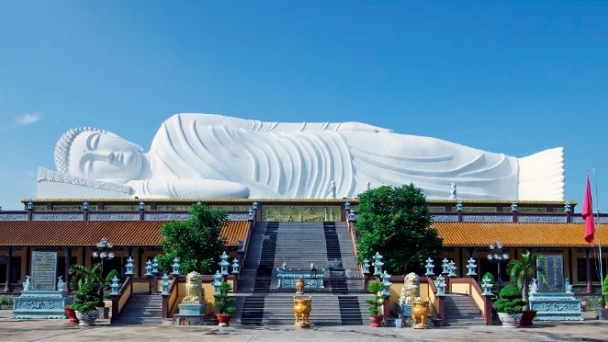 Ngôi chùa cổ Việt Nam 'gánh' tượng Phật nằm trên mái dài nhất châu Á, tuổi đời 3 thế kỷ, chứa 100 tượng điêu khắc bằng gỗ sơn son thiếp vàng