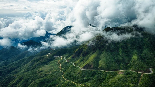 Kỳ vĩ cung đường đèo 'xuyên mây' dài nhất, cao nhất Việt Nam ở độ cao 2.000m, vừa nối liền 2 tỉnh vừa uốn lượn cắt ngang 'nóc nhà' Đông Dương