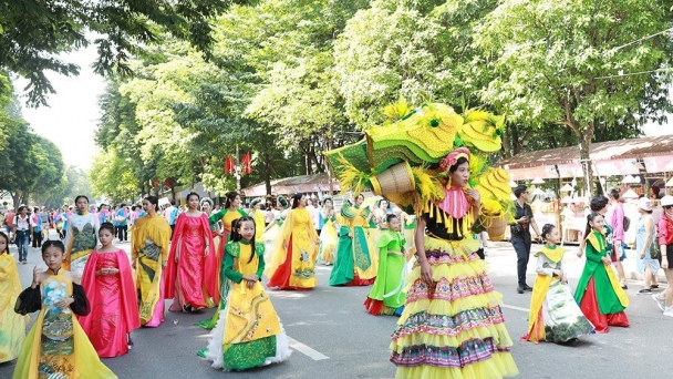 Carnaval Thu Hà Nội rực rỡ sắc màu trên Phố đi bộ Hồ Hoàn Kiếm