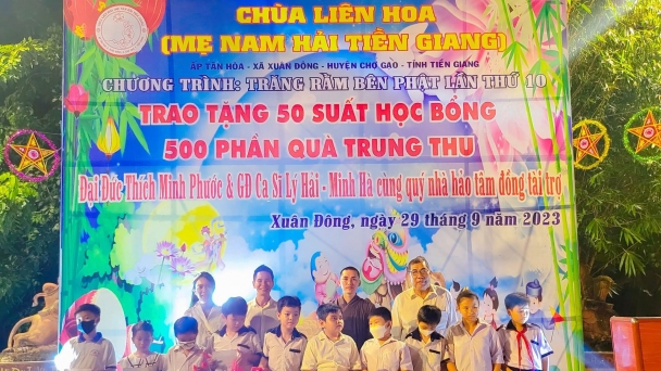 Vợ chồng Lý Hải - Minh Hà trao quà từ thiện ở làng chiếu Định Yên