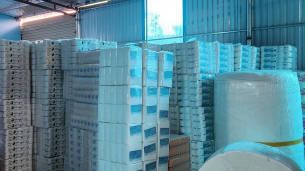 Phát hiện cơ sở sản xuất giấy vệ sinh giả các nhãn hiệu với số lượng cực lớn