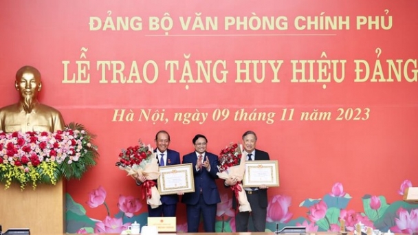 Thủ tướng trao Huy hiệu Đảng tặng các đồng chí nguyên Phó Thủ tướng Chính phủ