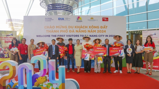 Ngày đầu năm, Đà Nẵng tấp nập chào đón du khách nội địa và quốc tế