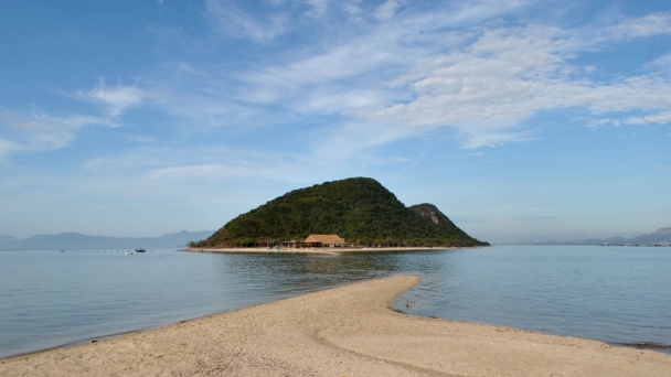 Khám phá hòn đảo có ‘con đường đi bộ trên biển’ với dòng nước hai bên ‘nóng, lạnh’ độc nhất vô nhị ở thành phố du lịch biển nổi tiếng Việt Nam
