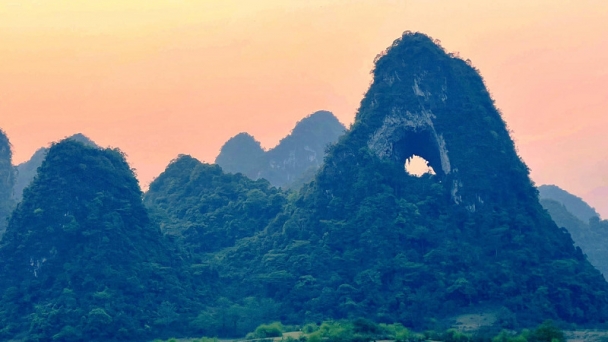 Ngọn núi có ‘mắt’ độc nhất Việt Nam cao 50m, được công nhận là Danh lam thắng cảnh cấp quốc gia