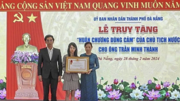 Truy tặng Huân chương Dũng cảm cho bảo vệ ngân hàng ở Đà Nẵng bị cướp đâm tử vong