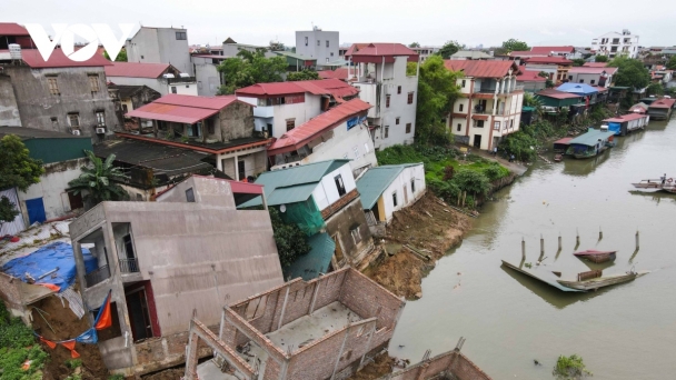 Sông 'nuốt chửng' nhà dân, chính quyền yêu cầu tháo dỡ công trình, khẩn trương di dời toàn bộ hộ dân sinh sống trong phạm vi sự cố sạt lở