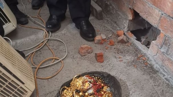 Cảnh sát khám xét nhà dân tìm được 4,4kg vàng trị giá gần 6 tỷ đồng trong tường nhà, mất nửa năm mới phá được vụ án