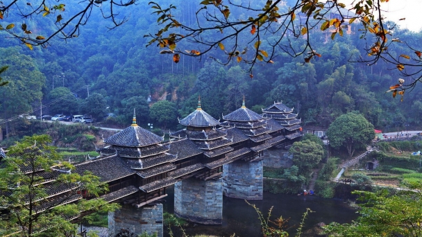 'Sát vách' Việt Nam, một cây cầu gỗ trăm năm đang sừng sững giữa mưa gió mà không dùng bất cứ cây đinh nào