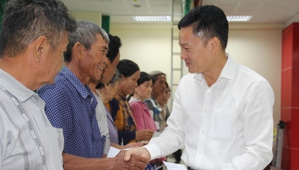 Đoàn các cơ quan báo chí làm việc và trao quà từ thiện tại tỉnh Long An