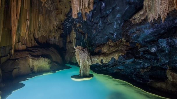 Việt Nam có 1 hồ nước đẹp như trong tranh vẽ, 'treo' trên vách hang động được phát hiện hồi tháng 5 ở Quảng Bình