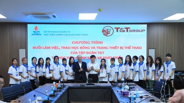 T&T Group tặng trang thiết bị thể thao và trao học bổng cho sinh viên Học viện Chính sách và Phát triển